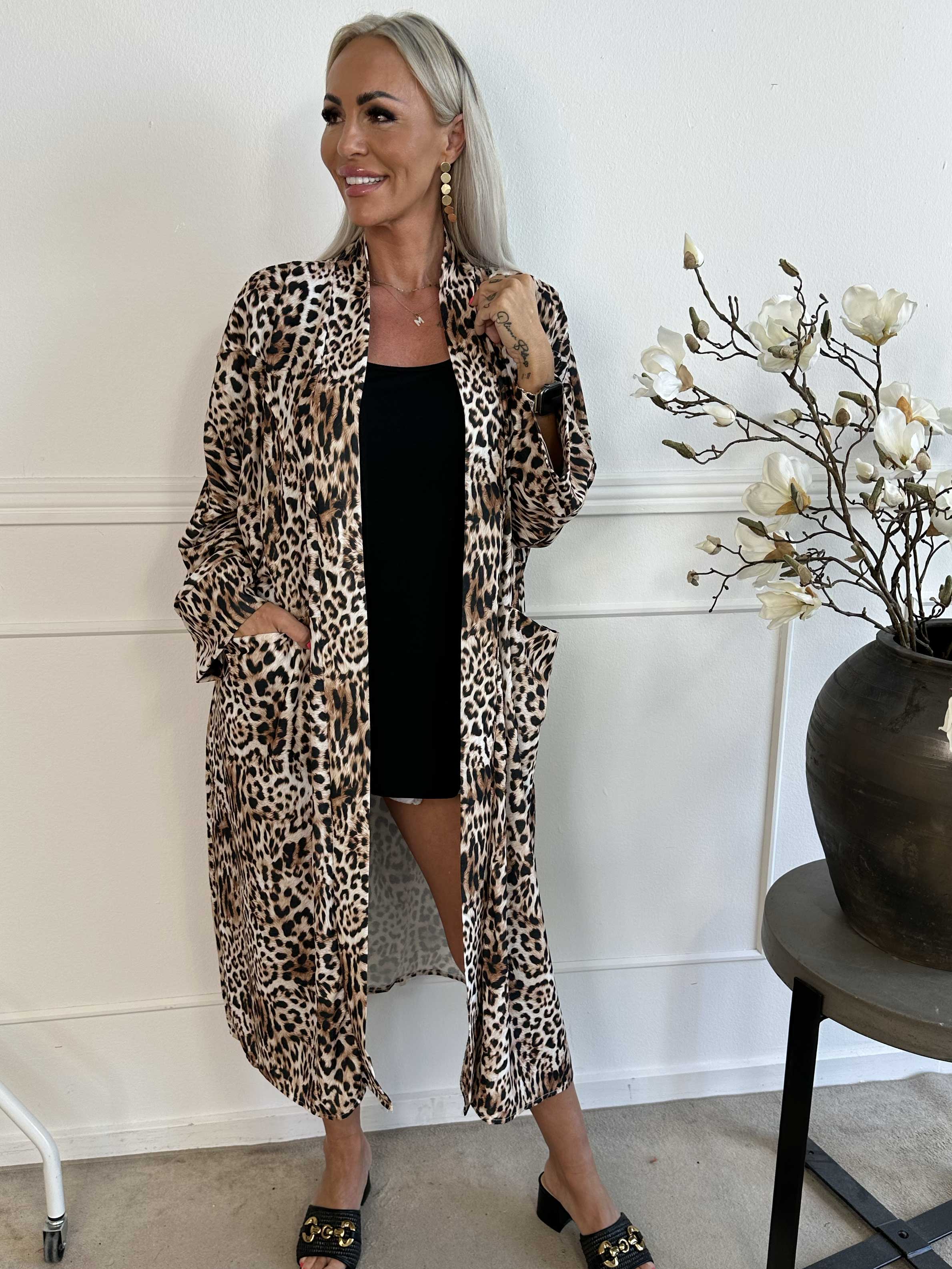 Annah Light Leo - Oversized sommerfrakke med tydelige syninger og lommer